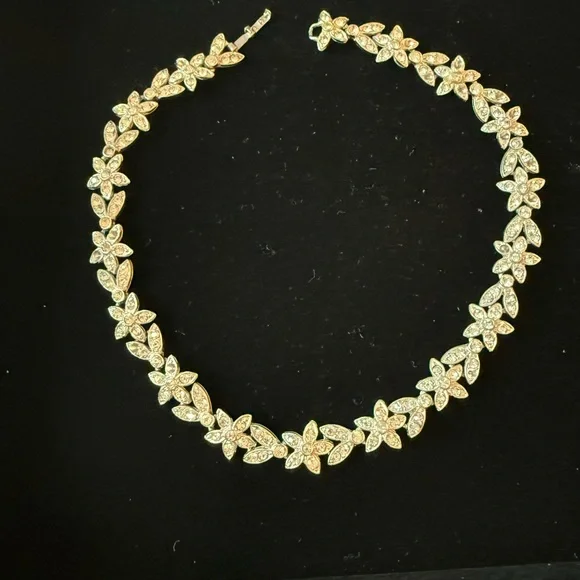 Elegant Gold Floral Necklace - Picture 3 of 4